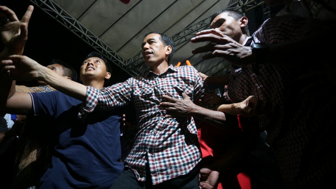 Panggung Rubuh Saat Apel Akbar Jokowi