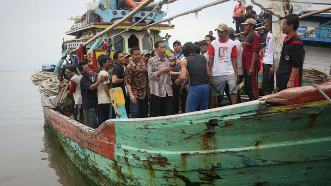 Kampanye di Pelelangan Ikan Jokowi Naik Kapal Nelayan