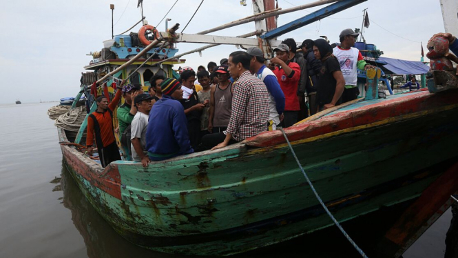 Kampanye di Pelelangan Ikan Jokowi Naik Kapal Nelayan