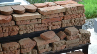 Batu Bata yang Mempunyai Relief Kerajaan Majapahit