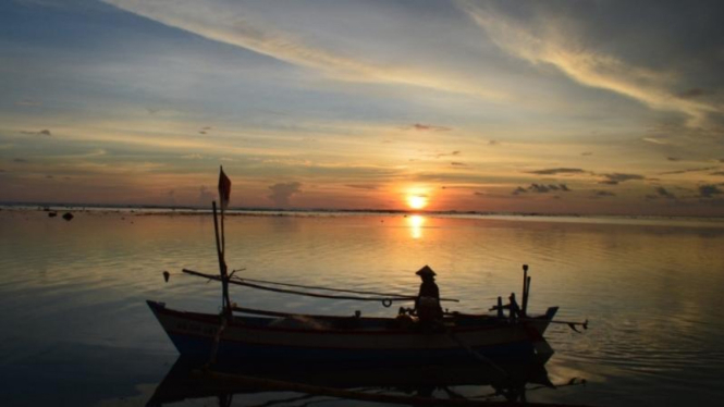 Nelayan saat senja di Pulau Tikus, Bengkulu