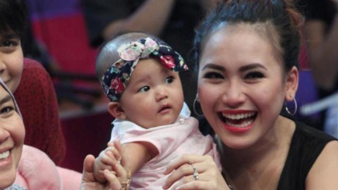 Ayu Ting Ting pamer wajah anak di depan umum