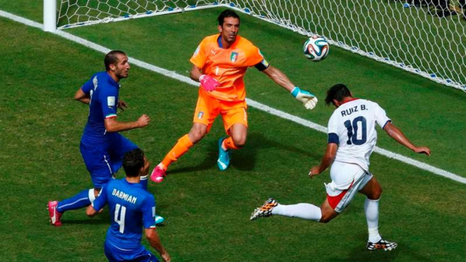 Pemain Kosta Rika, Bryan Ruiz, cetak gol ke gawang Kosta Rika
