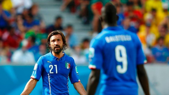 Pemain Italia, Andrea Pirlo, saat lawan Kosta Rika