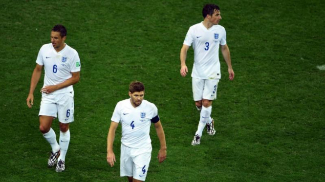 Pemain Inggris usai dikalahkan Uruguay di Piala Dunia 2014