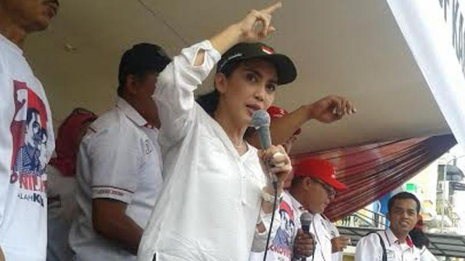 Rieke saat berkampanye di Pekayon Bekasi, Sabtu (21/6/2014).