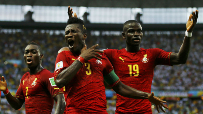 Asamoah Gyan (tengah) merayakan gol