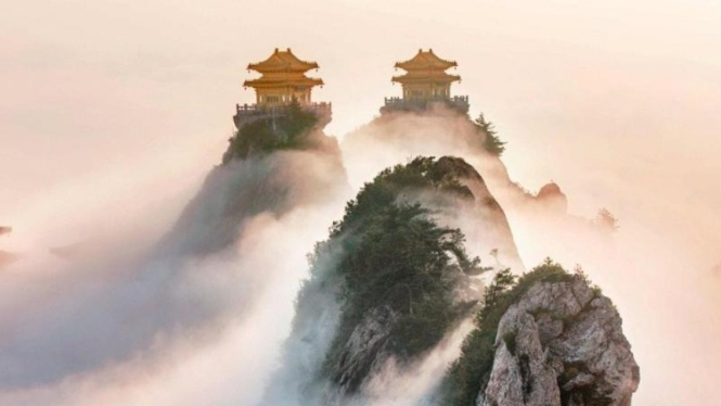 Kuil Laoujun di puncak gunung Laoujun, Provinsi Heinan, Tiongkok