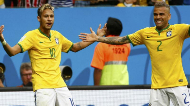 Neymar dan Dani Alves merayakan gol