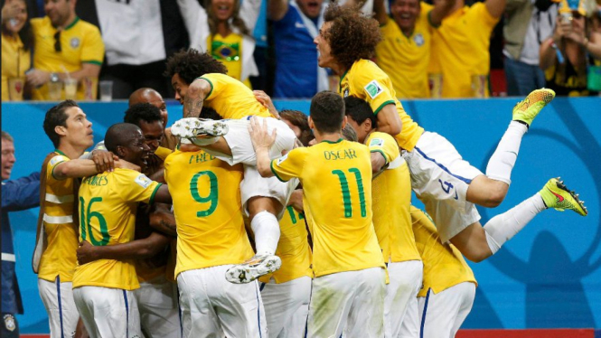 Pemain Brasil merayakan gol ke gawang Kamerun