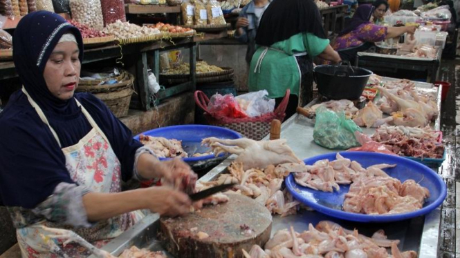 Pedagang ayam potong di Pasar Gede