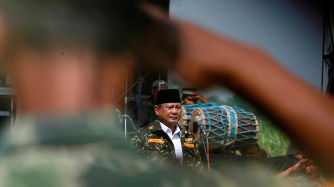 Anggota Banser NU menghormat Prabowo Subianto di Mojokerto