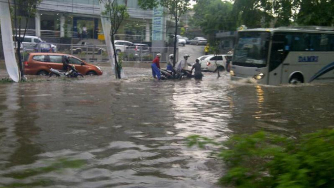 Genangan air melanda kawasan Jalan Iskandarsyah, Jakarta Selatan.