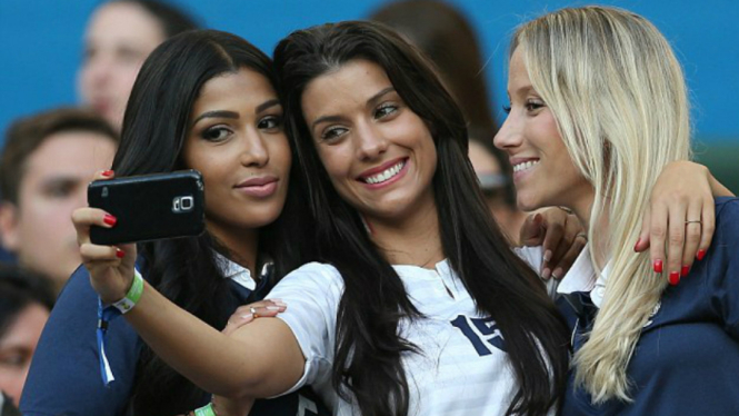 WAGs Timnas Prancis sibuk selfie di stadion