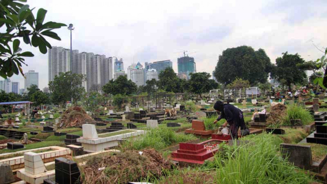 Sejumlah warga berziarah.