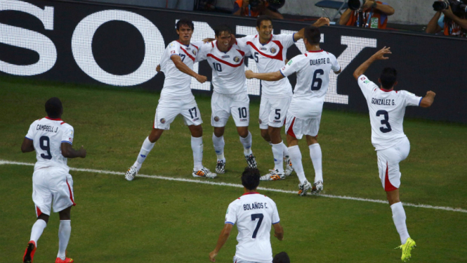 Pemain Kosta Rika merayakan gol