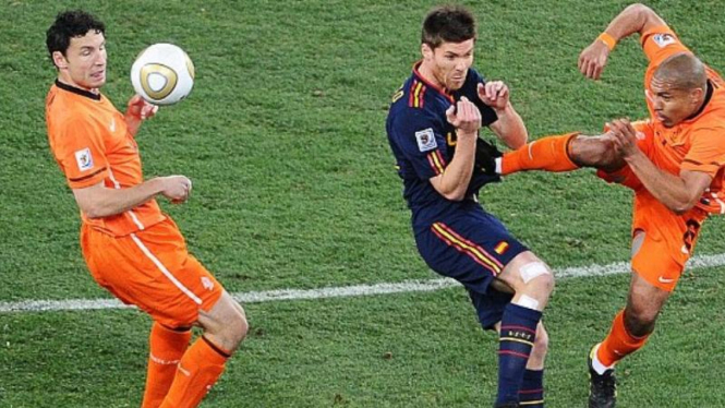 Nigel De Jong menendang dada Xabi Alonso pada final Piala Dunia 2010.
