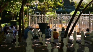 Berziarah ke Makam Sunan Ampel di Bulan Ramadan