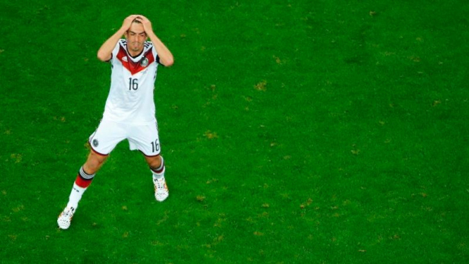 Reaksi pemain Jerman, Philipp Lahm, usai gagal cetak gol