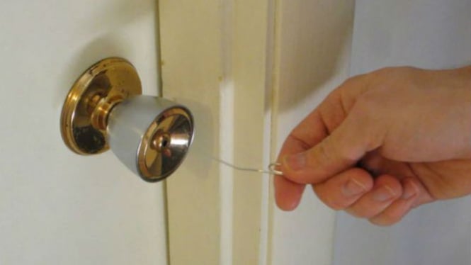 Cara membuka pintu rumah yang terkunci dari dalam