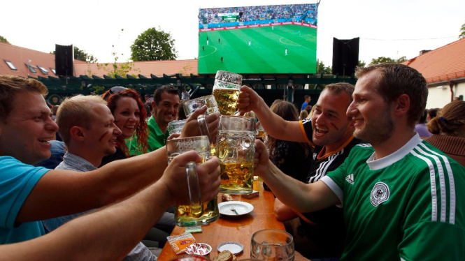 Suporter Jerman minum bir di acara nonton bareng Piala Dunia 2014