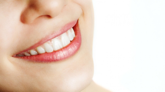 Ilustrasi wanita tersenyum dan gigi putih