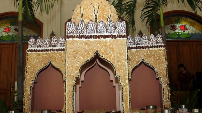 Replika masjid dari kerak nasi