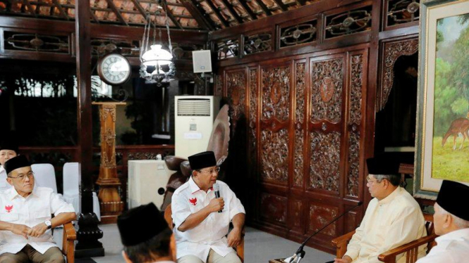 Prabowo saat sowan ke SBY.
