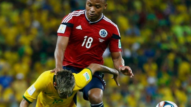 Neymar dihajar Juan Zuniga
