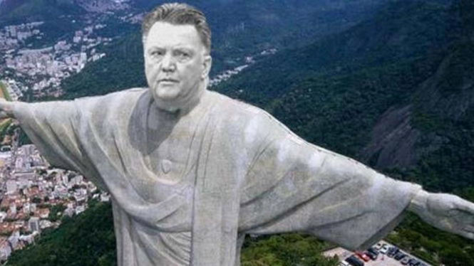 Wajah Louis Van Gaal diletakkan di patung Jesus The Redeemer