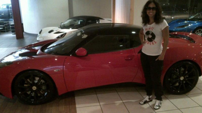 Alicia Keys bersama mobil barunya.