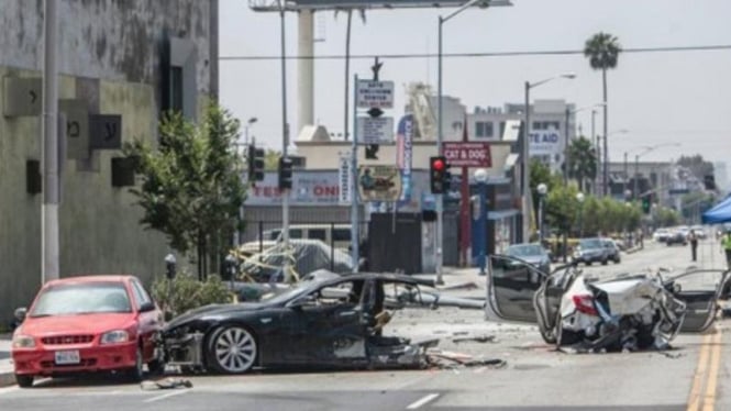 Kecelakaan Tesla di Los Angeles, Amerika Serikat.