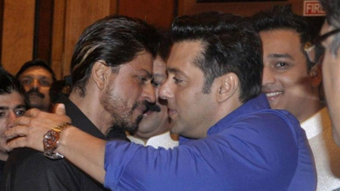 SRK dan Salman Khan berpelukan