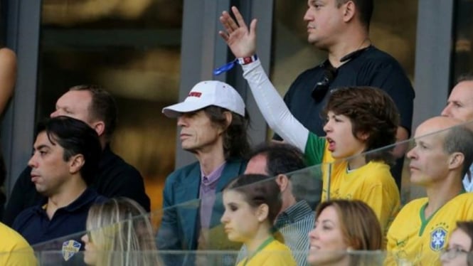 Vokalis Rolling Stones, Mick Jagger (topi putih), di Belo Horizonte