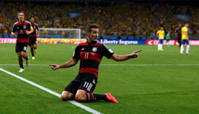 Miroslav Klose merayakan gol ke gawang Brasil