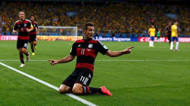 Miroslav Klose merayakan gol ke gawang Brasil