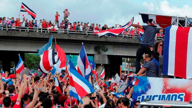 Bus yang mengangkut pemain Kosta Rika (kanan) dikerumini fans