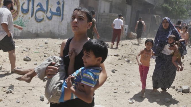Warga Palestina berlari saat serangan rudal Isral di Kota Gaza