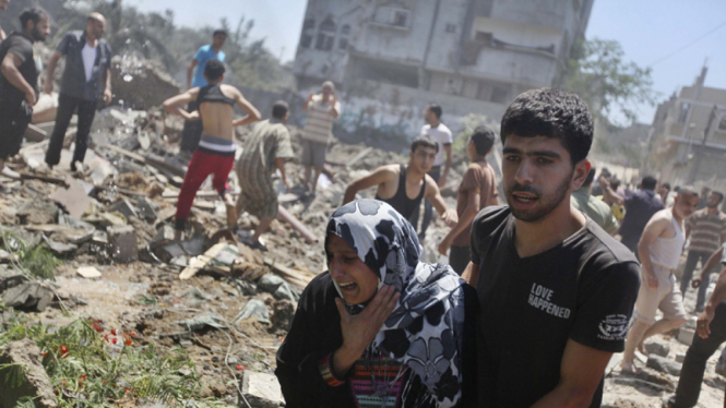 Muslim Palestina saat menghadapi serangan udara tentara Israel di Jalur Gaza.