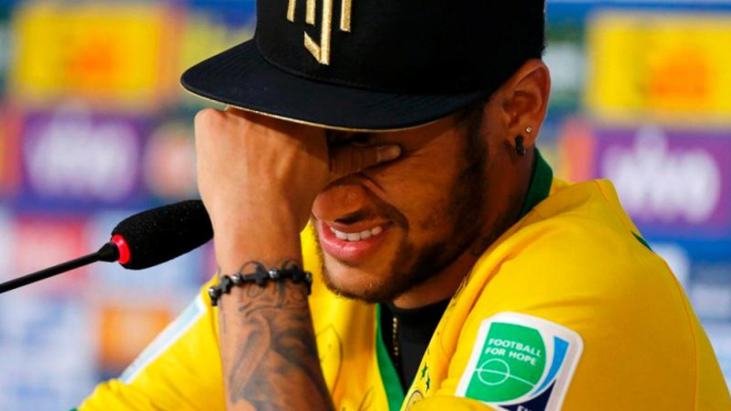 Penyerang Timnas Brasil, Neymar menangis saat jumpa pers.