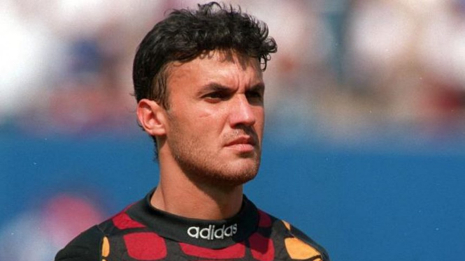 Kiper Bulgaria, Borislav Mikhailov, menggunakan wig