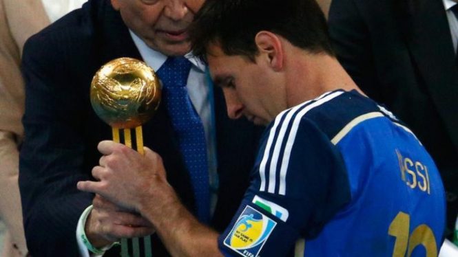Lionel Messi menerima bola emas Piala Dunia 2014