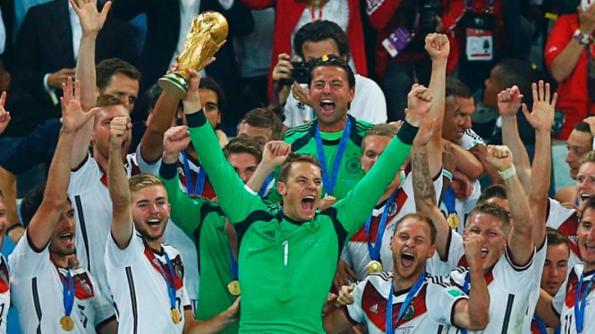 Kiper Jerman, Manuel Neuer, mengangkat trofi Piala Dunia