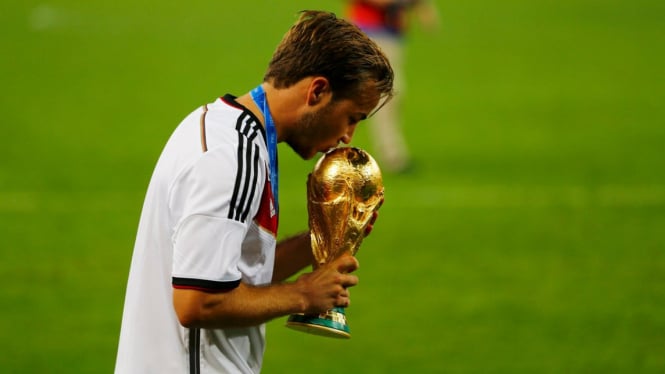 Mario Goetze mencium trofi Piala Dunia