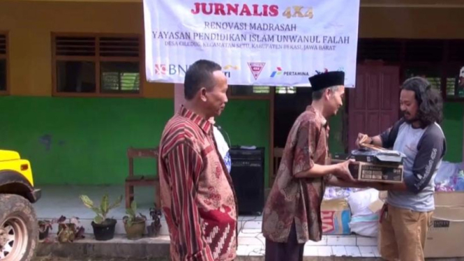 Aksi baksos Jurnalis 4x4 di Bekasi, Jawa Barat.