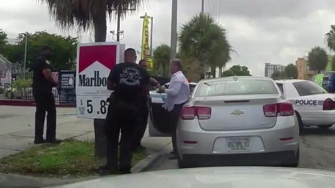 Una pelea entre dos policías de diferente rango en Miami, Estados Unidos.