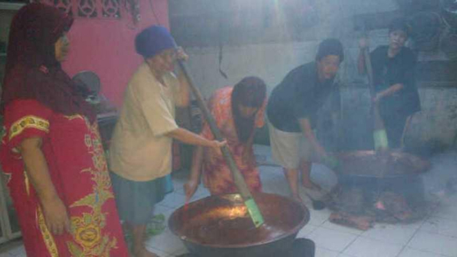 Pembuat dodol di Depok