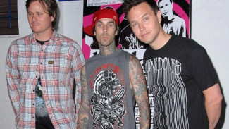 Mantan Personel Blink-182 Rilis Video Penampakan UFO
