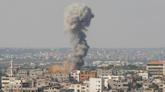 Asap setelah sebuah roket meledak di jalur Gaza, Palestina