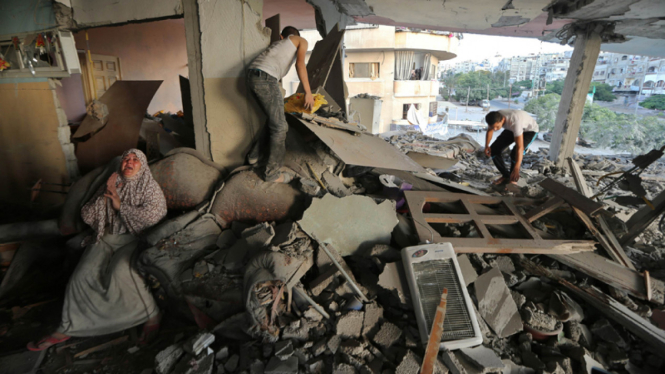 Rumah di Palestina rusak akibat serangan udara Israel.